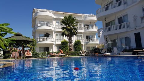 Property building, Day, Pool view, Swimming pool, sunbed