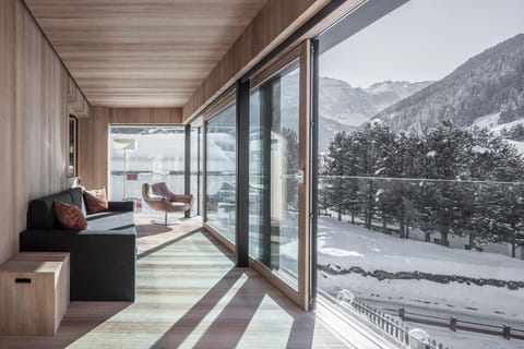 Restaurant/places to eat, Bed, Natural landscape, Mountain view, Supermarket/grocery shop, Shopping Area