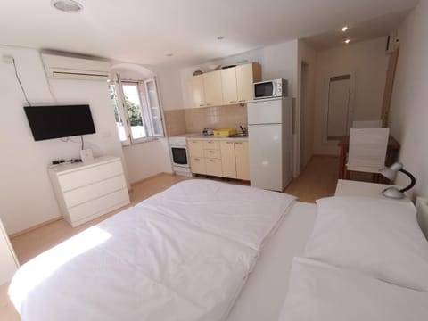 Bed, Kitchen or kitchenette, Photo of the whole room, Bedroom