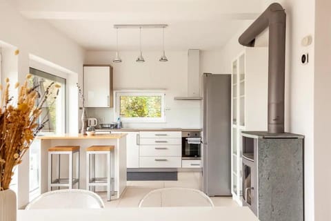 Kitchen or kitchenette, Dining area, dishwasher, pet friendly