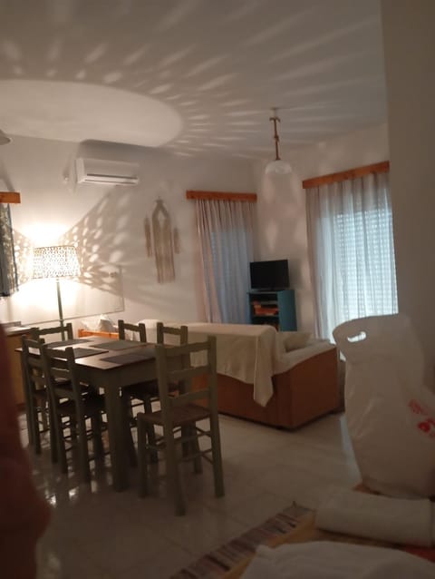 Communal lounge/ TV room, TV and multimedia, Seating area, Dining area
