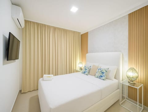 Bed, TV and multimedia, Photo of the whole room, Bedroom, flat iron, internet, locker, safe, wardrobe, air conditioner