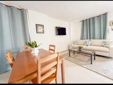 Restaurant/places to eat, Communal lounge/ TV room, TV and multimedia, Living room, Decorative detail, Dining area, Breakfast, Continental breakfast, American breakfast, internet, air conditioner