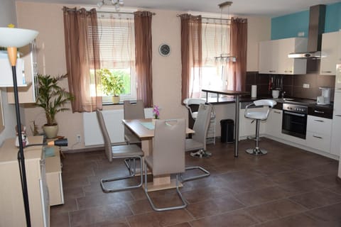 Kitchen or kitchenette, Living room, Seating area, Dining area