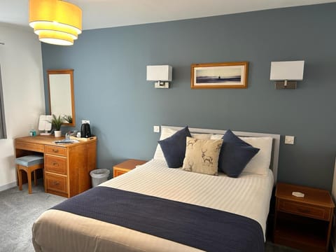 Bed, Bedroom, hair dresser