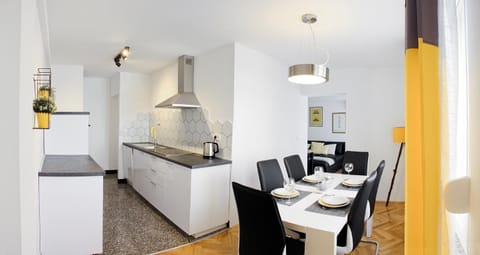 Kitchen or kitchenette, Dining area