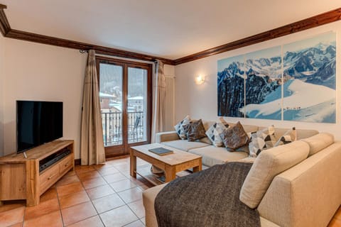 Communal lounge/ TV room, TV and multimedia, Living room, Seating area, Evening entertainment