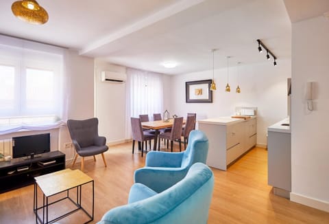 TV and multimedia, Kitchen or kitchenette, Living room, Seating area, Dining area