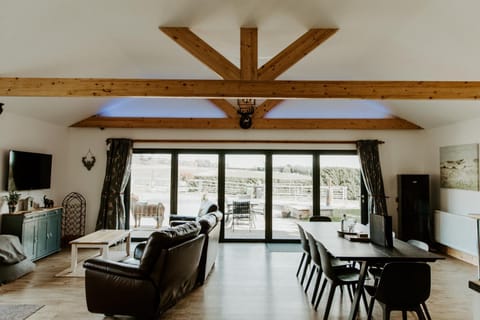 King Richard's Luxury Lodge - Sleeps up to 8, Dog Friendly, Near Sherwood Forest at Fairview Farm in Nottingham set in 88 acres and great for Groups, Family Gatherings & Corporate events House in Newark and Sherwood District