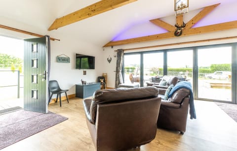 King Richard's Luxury Lodge - Sleeps up to 8, Dog Friendly, Near Sherwood Forest at Fairview Farm in Nottingham set in 88 acres and great for Groups, Family Gatherings & Corporate events House in Newark and Sherwood District