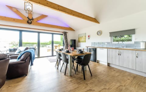 King Richard's Luxury Lodge - Sleeps up to 8, Dog Friendly, Near Sherwood Forest at Fairview Farm in Nottingham set in 88 acres and great for Groups, Family Gatherings & Corporate events House in Newark and Sherwood District