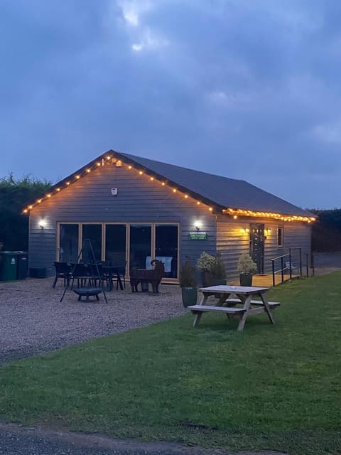 King Richard's Luxury Lodge - Sleeps up to 8, Dog Friendly, Near Sherwood Forest at Fairview Farm in Nottingham set in 88 acres and great for Groups, Family Gatherings & Corporate events House in Newark and Sherwood District