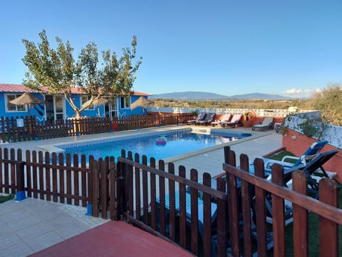 Restaurant/places to eat, Swimming pool