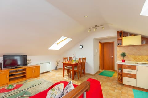 TV and multimedia, Living room, Seating area, Dining area