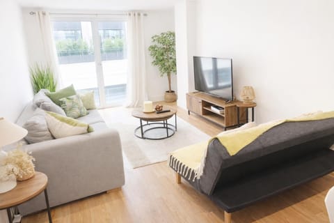 Communal lounge/ TV room, TV and multimedia, Living room, Seating area, Evening entertainment