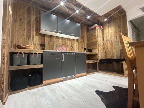 Kitchen or kitchenette, minibar, stove