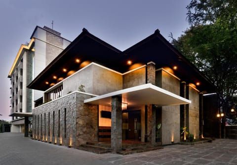 Facade/entrance