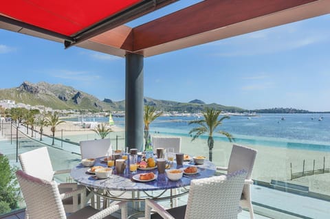 Day, Natural landscape, View (from property/room), Balcony/Terrace, Living room, Food and drinks, Seating area, Dining area, Beach, Food, Mountain view, Sea view, Drinks, sunbed