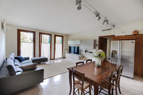 Communal lounge/ TV room, TV and multimedia, Kitchen or kitchenette, Living room, Seating area, Dining area, Communal kitchen