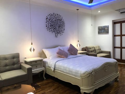 Bed, Living room, Photo of the whole room, Seating area, Bedroom