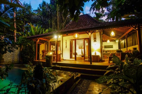 Private Villa with nature atmosphere by Pondok Dino Villa in Abiansemal