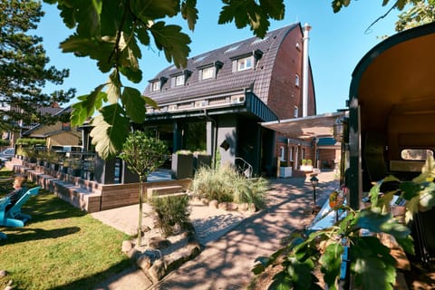 Property building, Patio, Facade/entrance, Garden, On site