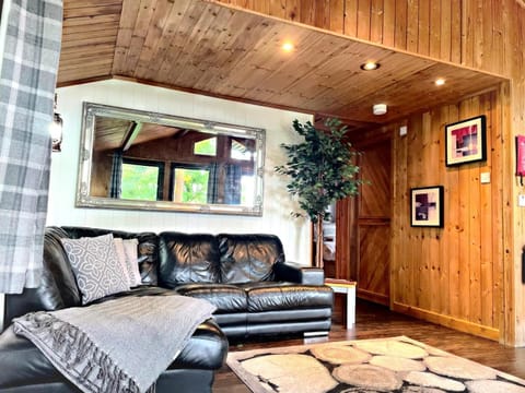 Property building, Natural landscape, Hot Tub, Decorative detail, Location, Sunrise, Sunset