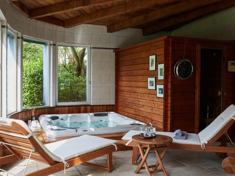 Hot Tub, Massage, Sauna, Spa and wellness centre/facilities