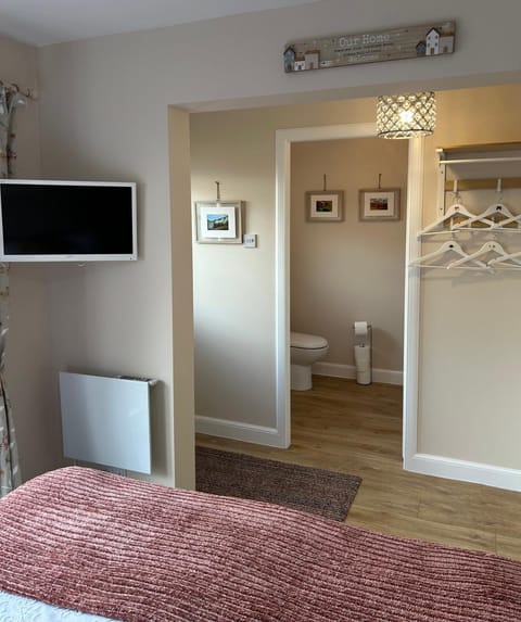Bathroom, TV and multimedia, heating