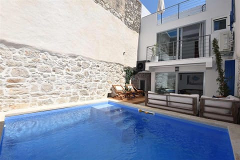 Swimming pool, Swimming pool
