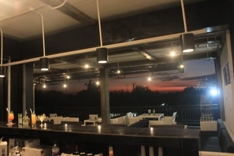 Restaurant/places to eat, Lounge or bar