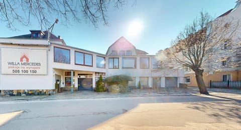 Property building, Nearby landmark, Activities, BBQ facilities, Tennis court, Hiking, Supermarket/grocery shop, Breakfast, Breakfast, Parking, flat iron, hair dryier, internet, internet, washing machine