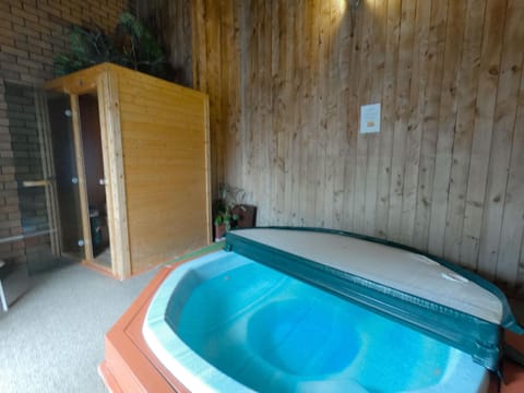 Hot Tub, Sauna