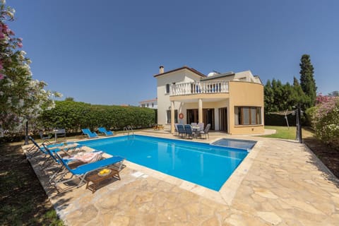 Property building, Patio, Day, Garden, Garden view, Pool view, Swimming pool, sunbed