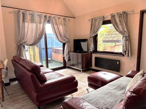 Primrose 18 Hot Tub-Tenby Chalet in Wales