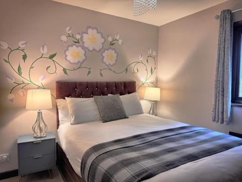 Primrose 18 Hot Tub-Tenby Chalet in Wales