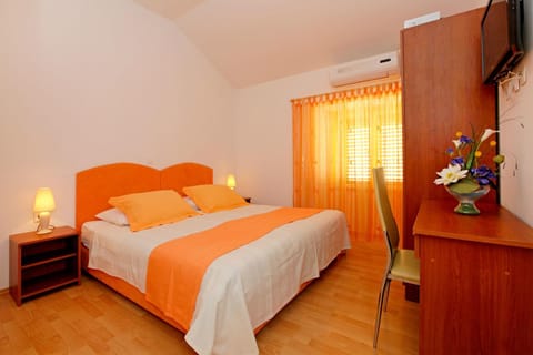 Bed, Bedroom, Street view