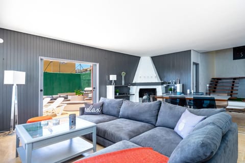 Living room, Lounge or bar, Seating area, Dining area