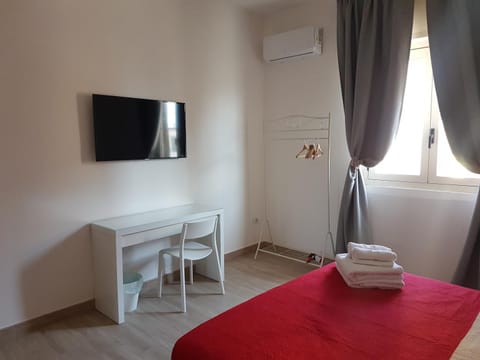 Bed, TV and multimedia, Bedroom