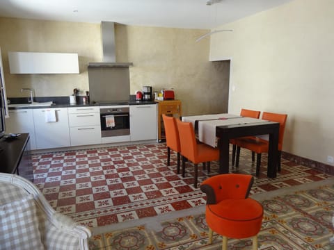 Kitchen or kitchenette, Dining area