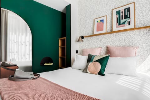 Bed, Photo of the whole room, Bedroom, Street view