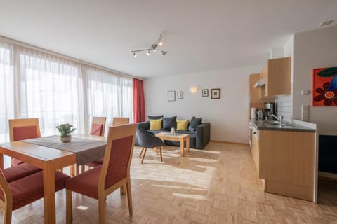 Kitchen or kitchenette, Living room, Seating area, Dining area