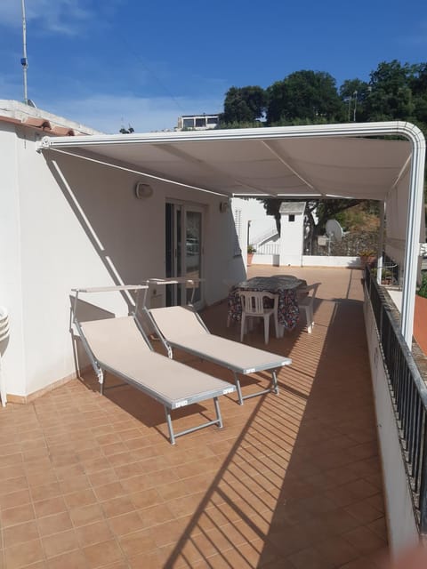 Balcony/Terrace, sunbed