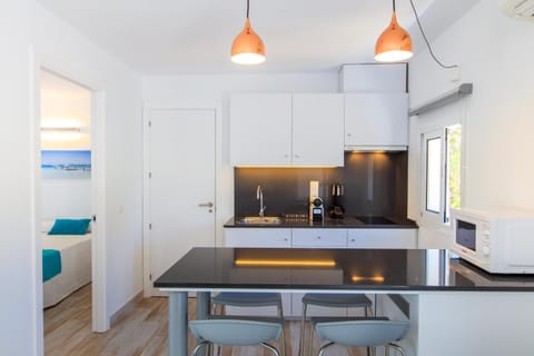 Coffee/tea facilities, Kitchen or kitchenette, Photo of the whole room, Dining area