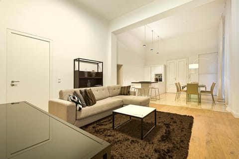 TV and multimedia, Coffee/tea facilities, Kitchen or kitchenette, Living room, Seating area, Dining area