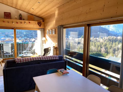 Living room, Dining area, Mountain view