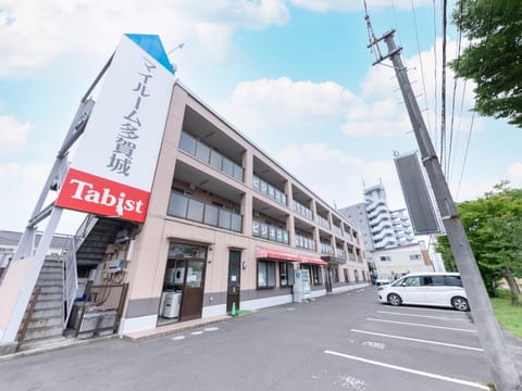 Property building, Day, Neighbourhood, City view, Street view, Location, Parking