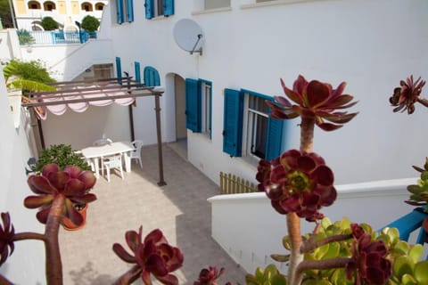 Patio, Facade/entrance