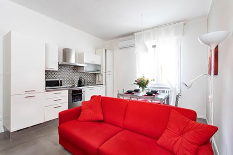 Kitchen or kitchenette, Living room, Seating area, Dining area