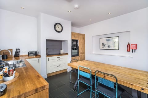 Kitchen or kitchenette, Dining area, minibar, pet friendly, stove, toaster